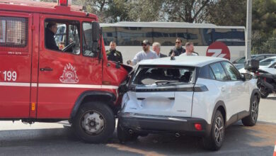 Καραμπόλα-4-αυτοκινήτων-με-πυροσβεστικό-όχημα-στην-Αθηνών-–-Ένας-τραυματίας,-δείτε-βίντεο