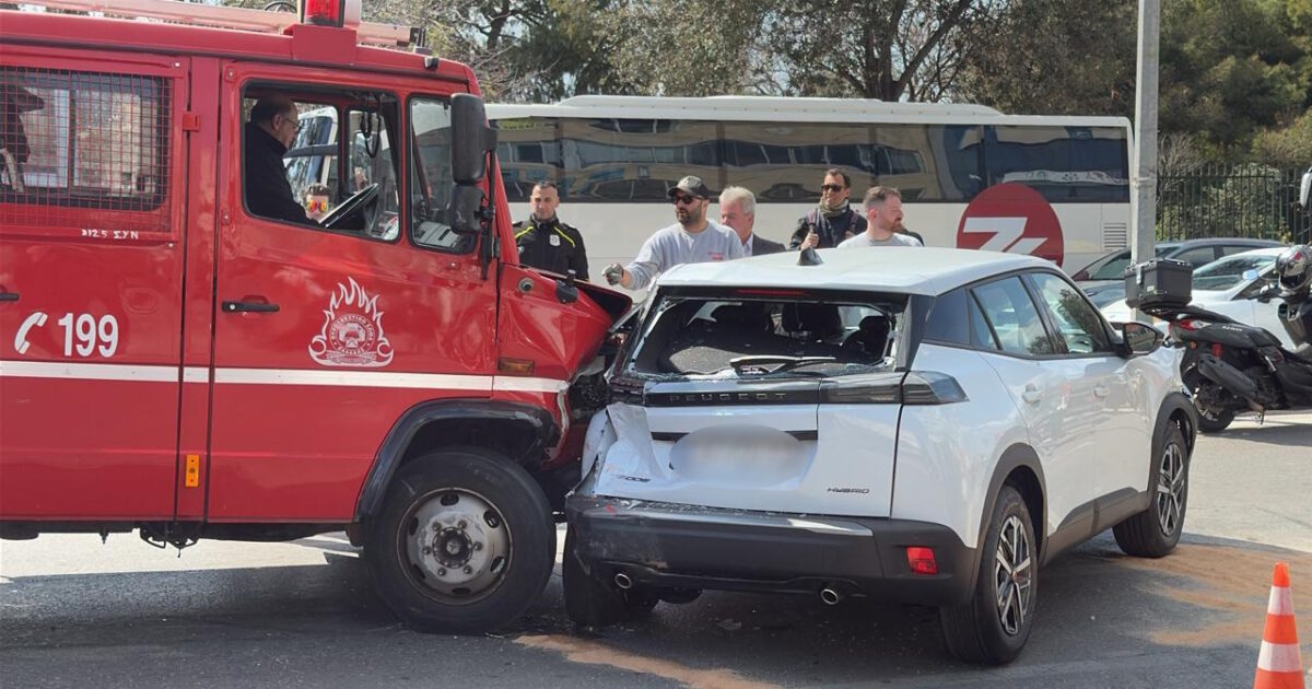 Καραμπόλα-4-αυτοκινήτων-με-πυροσβεστικό-όχημα-στην-Αθηνών-–-Ένας-τραυματίας,-δείτε-βίντεο