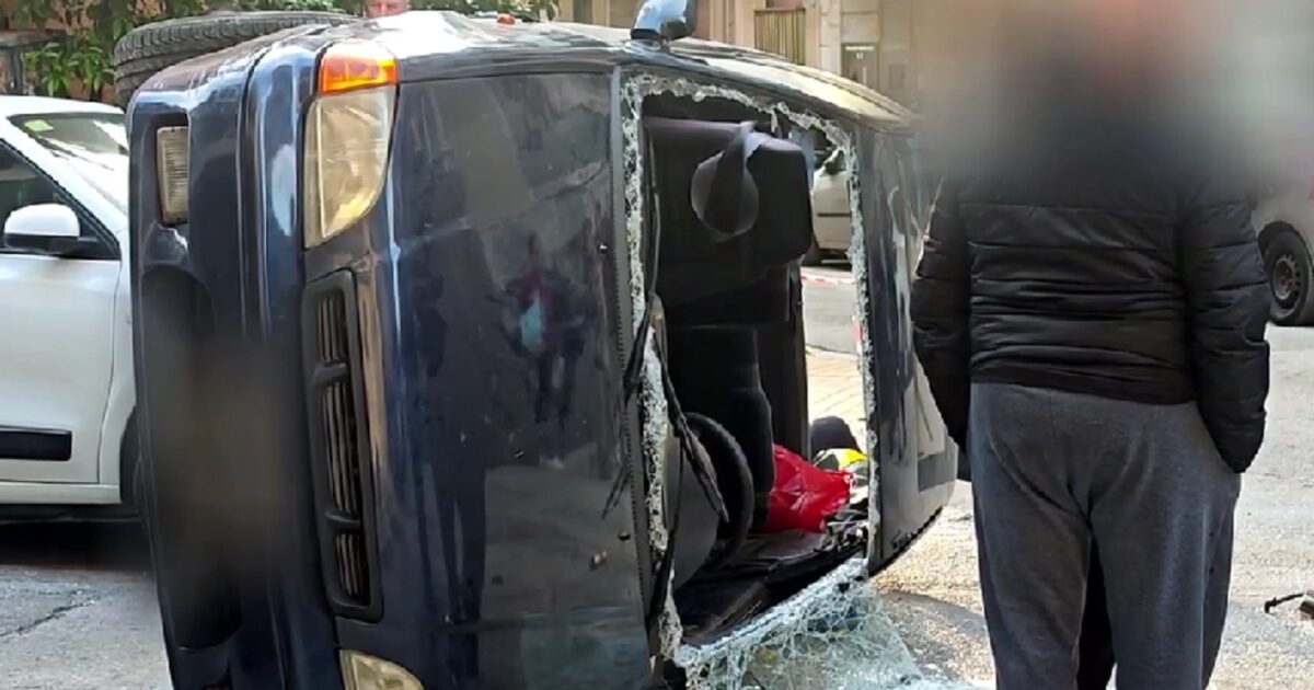 Τροχαίο-στην-Κυψέλη-με-ανατροπή-αυτοκινήτου-–-Πυροσβέστες-απεγκλώβισαν-ηλικιωμένο-οδηγό 