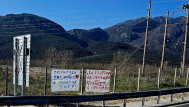Ερωτοχτυπημένος-κρέμασε-πανό-στον-Ε65-για-την-«πριγκίπισσά»-του