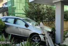 Τροχαίο-στο-Ναύπλιο:-Αυτοκίνητο-«καρφώθηκε»-σε-εξωτερικό-χώρο-πολυκατοικίας