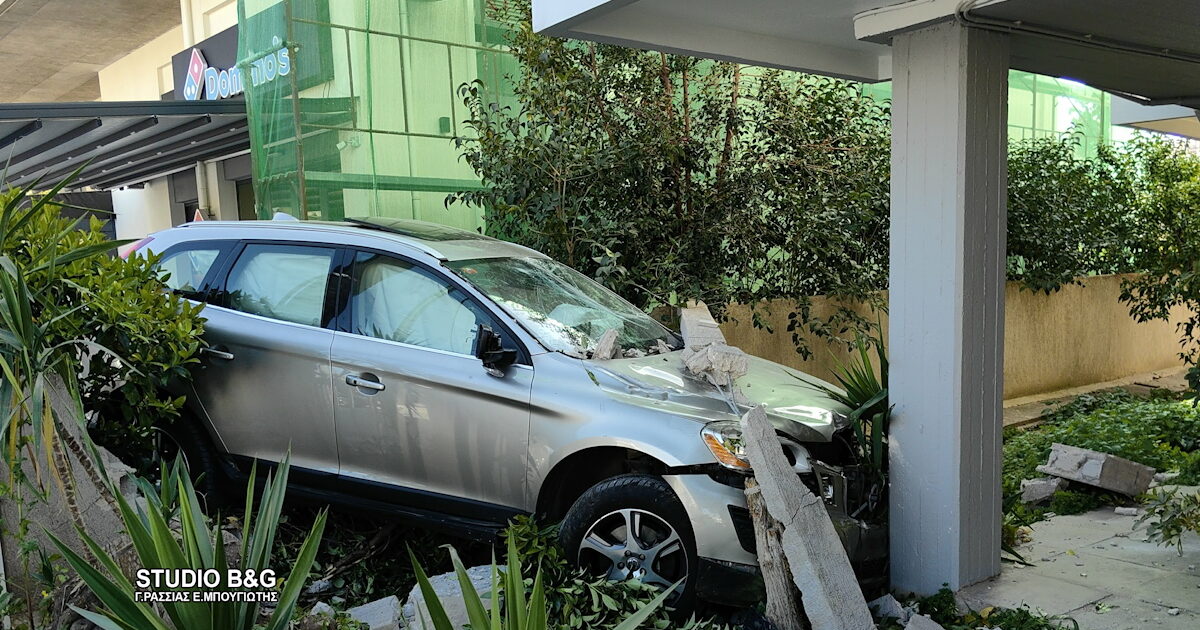 Τροχαίο-στο-Ναύπλιο:-Αυτοκίνητο-«καρφώθηκε»-σε-εξωτερικό-χώρο-πολυκατοικίας
