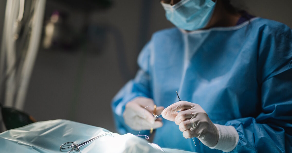 Γυναίκα-καταγγέλλει-γιατρό-για-λάθη-κατά-τη-διάρκεια-επέμβασης:-«Το-2022-έπαθα-περιτονίτιδα,-θα-πέθαινα»