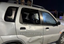 Λαμία:-Σύγκρουση-αυτοκινήτου-με-μηχανάκι-σε-διασταύρωση-–-Στο-νοσοκομείο-με-τραύματα-ο-διανομέας