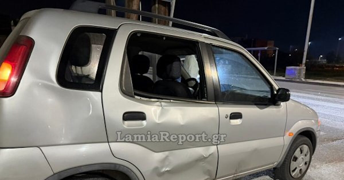 Λαμία:-Σύγκρουση-αυτοκινήτου-με-μηχανάκι-σε-διασταύρωση-–-Στο-νοσοκομείο-με-τραύματα-ο-διανομέας