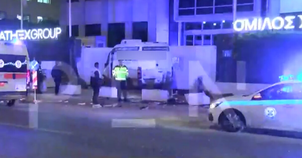 Λεωφόρος-Αθηνών:-Καραμπόλα-τριών-οχημάτων-τα-ξημερώματα-έξω-από-το-Χρηματιστήριο