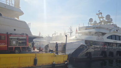 Πέραμα:-Φωτιά-σε-σκάφος-στα-Ναυπηγεία-–-Δεν-κινδύνεψαν-οι-ναυτικοί