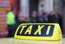 Ταξί:-Απεργία-διαρκείας-από-την-Τρίτη-–-Αντιδρούν-για-τα-βαν-και-τη-μετάβαση-στην-ηλεκτροκίνηση