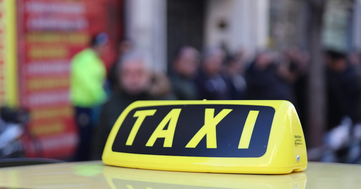 Ταξί:-Απεργία-διαρκείας-από-την-Τρίτη-–-Αντιδρούν-για-τα-βαν-και-τη-μετάβαση-στην-ηλεκτροκίνηση