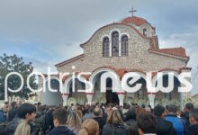 Πύργος:-Σπαραγμός-στο-τελευταίο-«αντίο»-στον-18χρονο-Μάκη-που-έπεσε-από-μπαλκόνι-και-σκοτώθηκε-–-Με-λευκά-μπαλόνια-οι-παρευρισκόμενοι