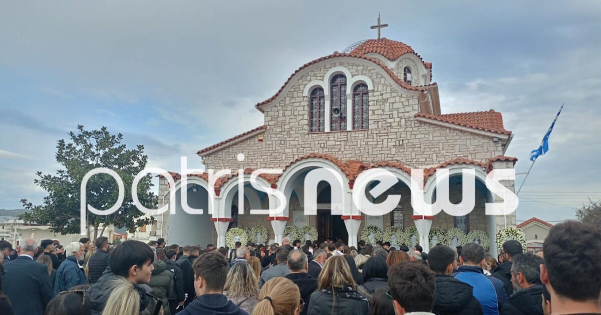 Πύργος:-Σπαραγμός-στο-τελευταίο-«αντίο»-στον-18χρονο-Μάκη-που-έπεσε-από-μπαλκόνι-και-σκοτώθηκε-–-Με-λευκά-μπαλόνια-οι-παρευρισκόμενοι