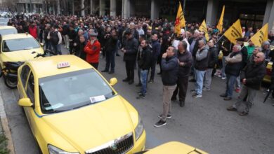 Ταξί:-Με-καπνογόνα-και-συνθήματα-έφτασαν-στη-Βουλή-οι-αυτοκινητιστές-–-«Δεν-ανεχόμαστε-εχθρικές-πολιτικές»