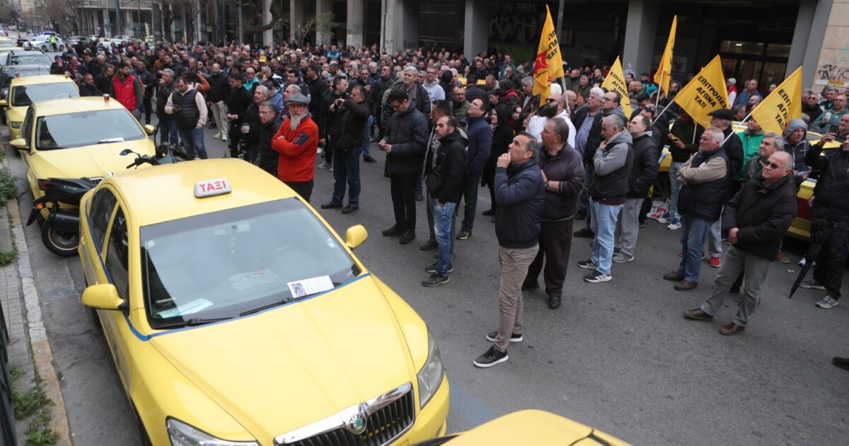 Ταξί:-Με-καπνογόνα-και-συνθήματα-έφτασαν-στη-Βουλή-οι-αυτοκινητιστές-–-«Δεν-ανεχόμαστε-εχθρικές-πολιτικές»