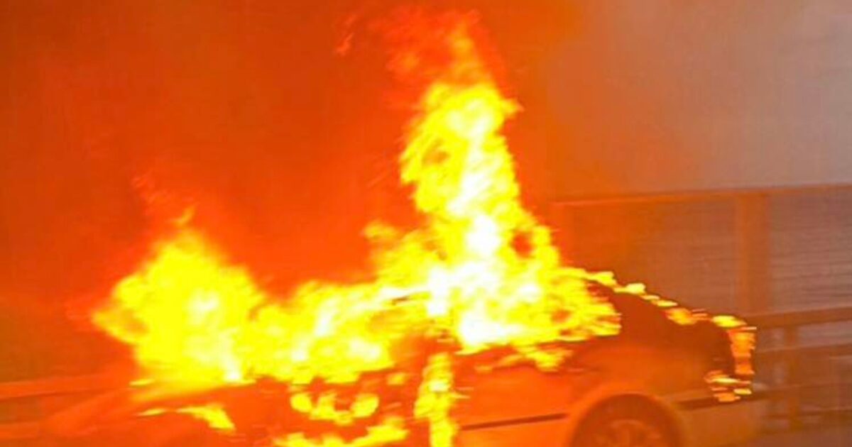 Αλθέα:-Αυτοκίνητο-τυλίχτηκε-στις-φλόγες-στην-λεωφόρο-Αθηνών-–-Σουνίου