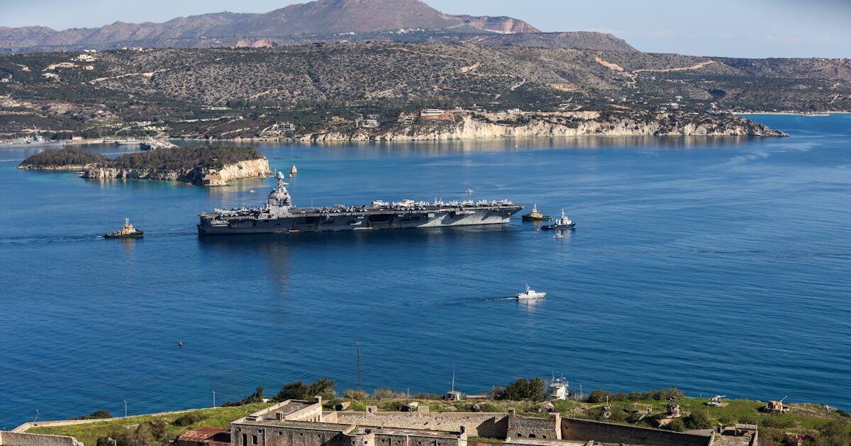 Οι-φωτογραφίες-που-τράβηξε-ο-Πολωνός-που-κατηγορείται-για-κατασκοπεία-στη-Σούδα-–-Αεροπλανοφόρα-και-πλοία-υποστήριξης-στο-κινητό-του