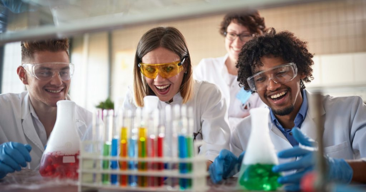 Πέρα-από-το-πείραμα:-πώς-η-κοινωνική-και-συναισθηματική-μάθηση-αλλάζει-το-μάθημα-των-Φυσικών-Επιστημών