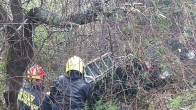 Χανιά:-Αυτοκίνητο-έπεσε-σε-γκρεμό-–-Απεγκλωβίστηκαν-οι-δύο-επιβάτες