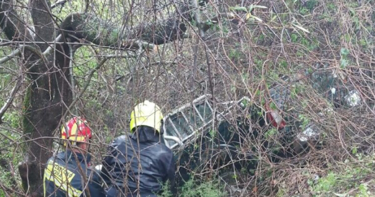 Χανιά:-Αυτοκίνητο-έπεσε-σε-γκρεμό-–-Απεγκλωβίστηκαν-οι-δύο-επιβάτες