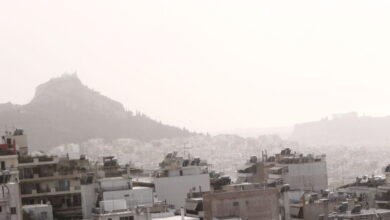 Καιρός:-Αφρικανική-σκόνη-από-τον-Λυκαβηττό-–-«Επιμένει-το-φαινόμενο,-παρά-τους-βοριάδες»-λέει-ο-Λαγουβάρδος