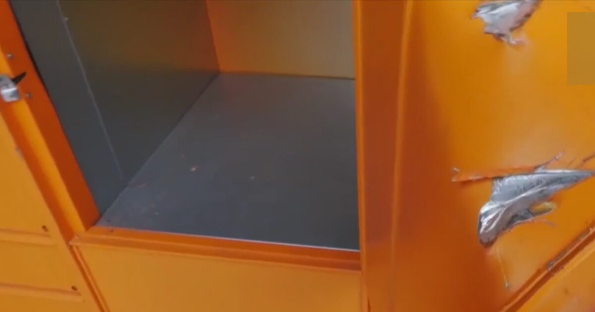 Σοκ-στην-Καβάλα:-7χρονος-εγκλωβίστηκε-σε-θυρίδα-παραλαβής-δεμάτων