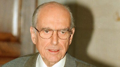 Ανδρέας-Παπανδρέου:-Πέθανε-ο-Κώστας-Μαρκάρης,-ο-έμπιστος-οδηγός-του-πρώην-πρωθυπουργού-με-μια-ζωή-μυθιστορηματική