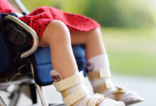 Μητέρα-καταγγέλλει-διευθύντρια-σχολείου-για-περιθωριοποίηση-της-ΑμεΑ-κόρης-της:-«Δεν-την-αφήνει-να-βγει-στο-προαύλιο»