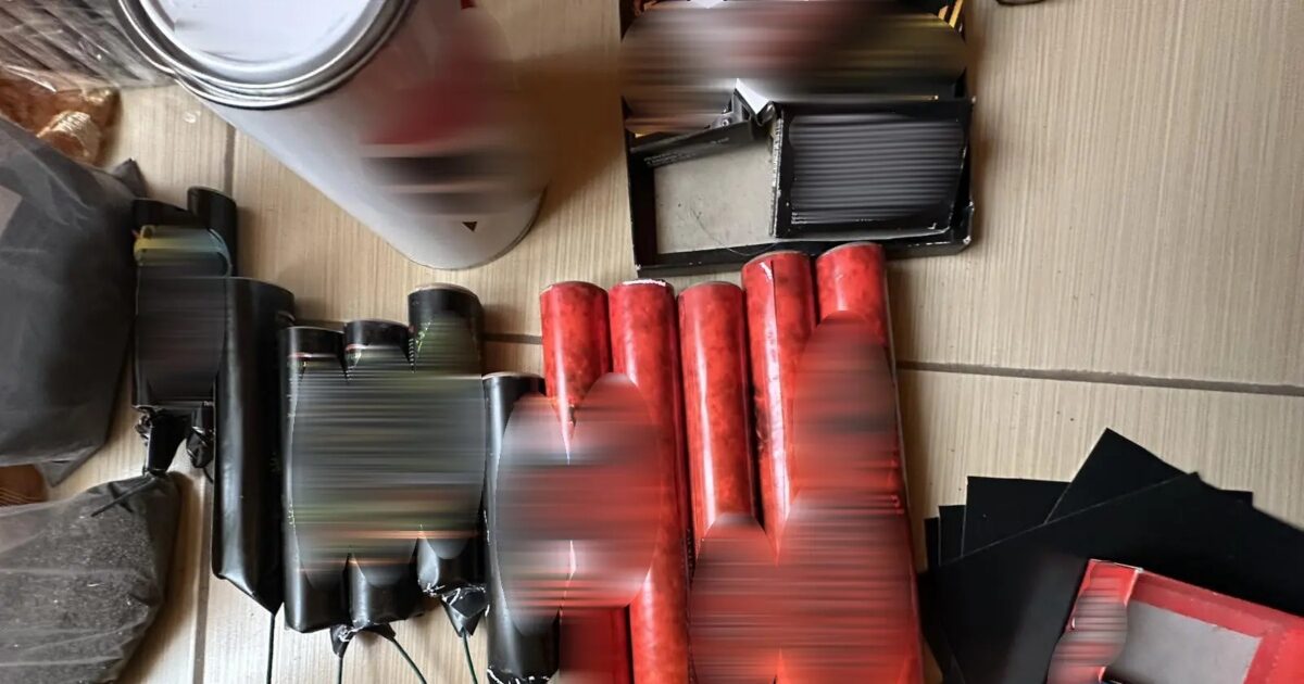 Άγιος-Δημήτριος:-Σε-εργαστήριο-εκρηκτικών-είχε-μετατρέψει-το-παιδικό-δωμάτιο-ανήλικος-–-Βρέθηκαν-πάνω-από-6.500-κροτίδες