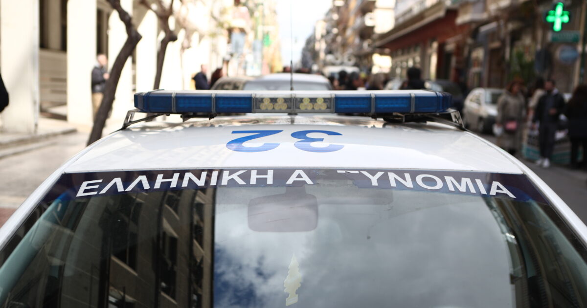 Έφοδος-του-ελληνικού-fbi-στην-επιχείρηση-γνωστού-γκαλερίστα-μετά-από-ανάρτηση-που-έκανε-με-σπάνιο-Ευαγγέλιο