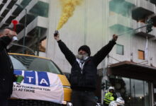 Απεργία-ταξί:-Με-αφίσες-«Κυρανάκη-παραιτήσου»-στους-δρόμους-ξανά-οι-οδηγοί-–-Κάλεσμα-ΣΑΤΑ-σε-νέα-συγκέντρωση-τη-Δευτέρα-στη-Βουλή