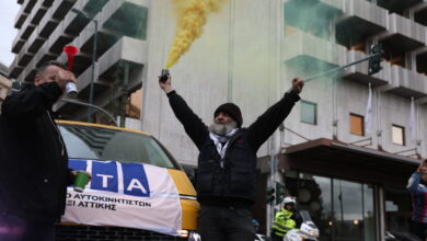 Απεργία-ταξί:-Με-αφίσες-«Κυρανάκη-παραιτήσου»-στους-δρόμους-ξανά-οι-οδηγοί-–-Κάλεσμα-ΣΑΤΑ-σε-νέα-συγκέντρωση-τη-Δευτέρα-στη-Βουλή