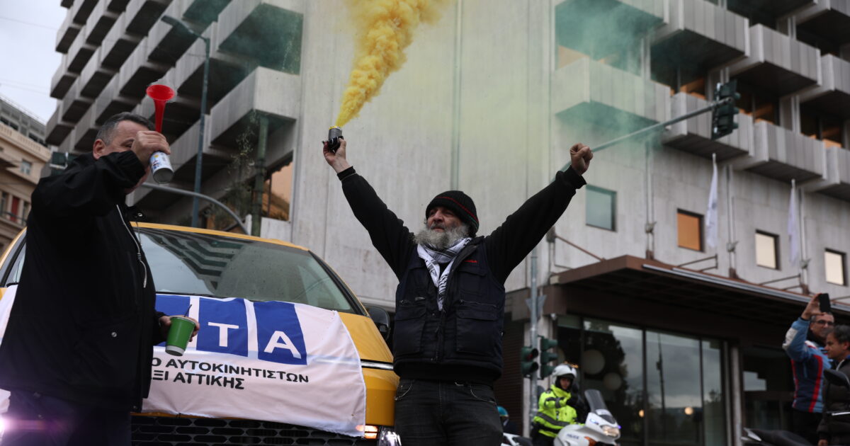 Απεργία-ταξί:-Με-αφίσες-«Κυρανάκη-παραιτήσου»-στους-δρόμους-ξανά-οι-οδηγοί-–-Κάλεσμα-ΣΑΤΑ-σε-νέα-συγκέντρωση-τη-Δευτέρα-στη-Βουλή