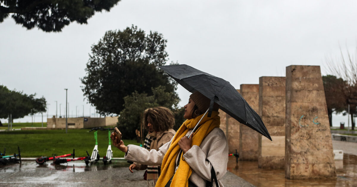 Καιρός-σήμερα:-Τοπικές-βροχές-στα-νησιά-και-άνεμοι-που-αγγίζουν-τα-7-μποφόρ