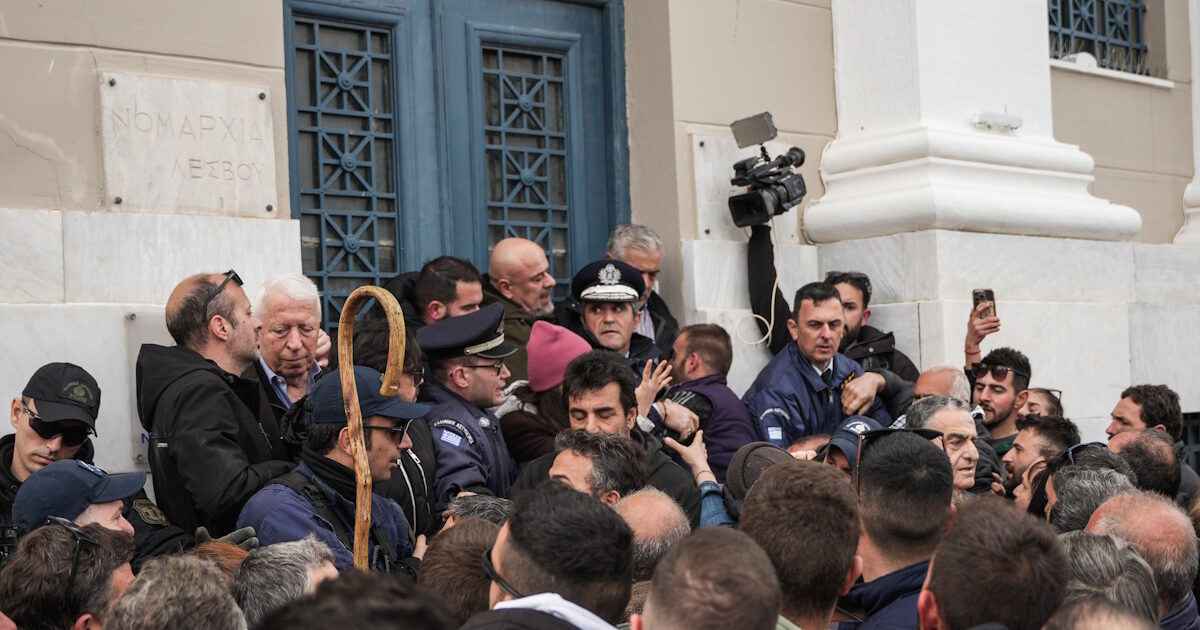 Λέσβος:-Κτηνοτρόφοι-προχώρησαν-σε-πολύωρο-μπλόκο-στο-λιμάνι-–-Αντιδράσεις-για-τα-μέτρα-καραντίνας-για-τον-αφθώδη-πυρετό