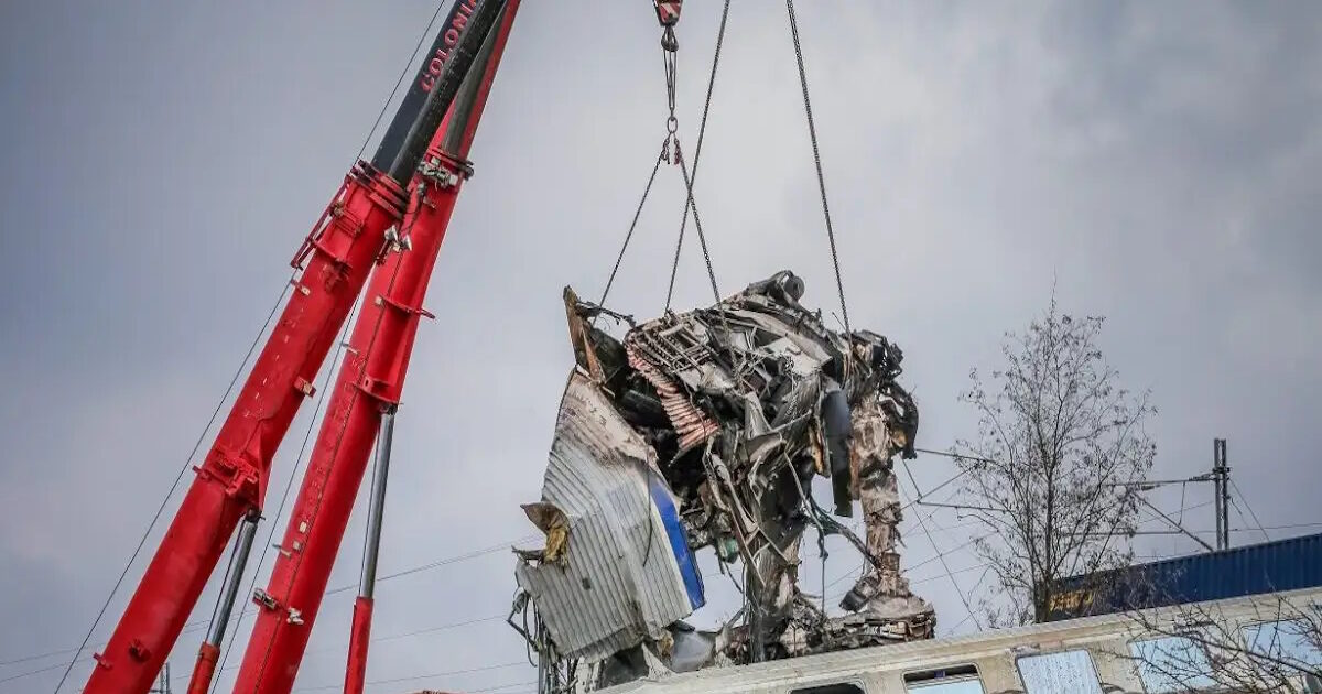Τέμπη:-Την-Δευτέρα-στη-Λάρισα-η-έναρξη-της-μεγάλης-δίκης-–-Τι-προσδοκούν-οι-συγγενείς-των-57-νεκρών-της-τραγωδίας
