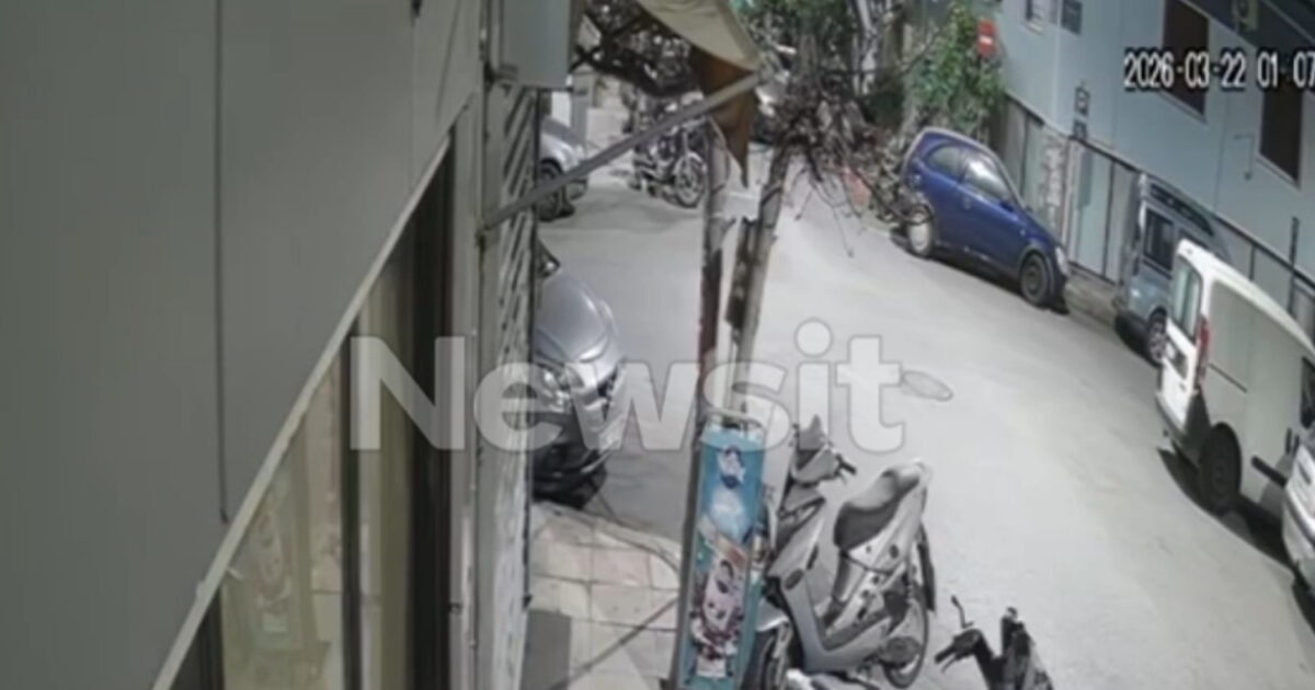 Αμπελόκηποι:-Νέο-βίντεο-με-την-τρελή-πορεία-οδηγού-υπό-την-επήρεια-αλκοόλ-–-Η-στιγμή-που-παρασύρει-ένα-από-τα-14-οχήματα