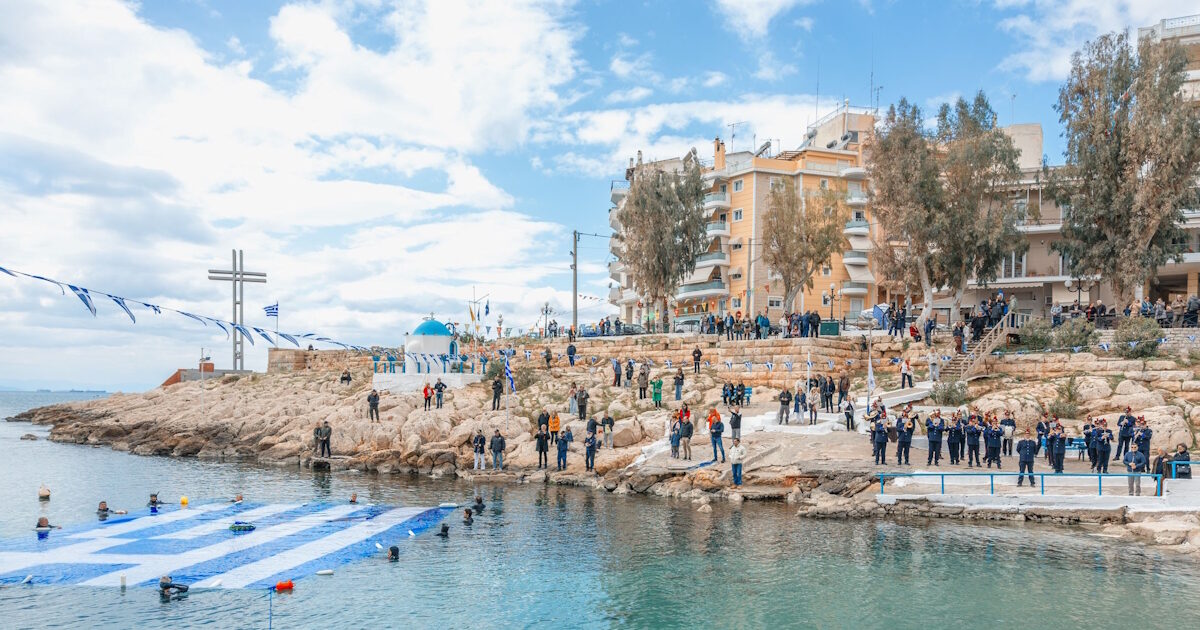 25η-Μαρτίου:-Η-γαλανόλευκη-στη-θάλασσα-του-Πειραιά-για-την-εθνική-επέτειο-–-Συγκίνηση-και-υπερηφάνεια