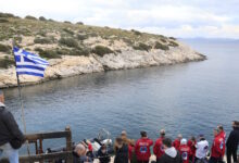 Βουλιαγμένη:-Συνεχίζονται-οι-έρευνες-για-τον-εντοπισμό-του-34χρονου-δύτη-–-Το-«Πηγάδι-του-Διαβόλου»-και-οι-στρατιωτικοί-που-χάθηκαν