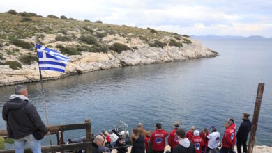 Βουλιαγμένη:-Συνεχίζονται-οι-έρευνες-για-τον-εντοπισμό-του-34χρονου-δύτη-–-Το-«Πηγάδι-του-Διαβόλου»-και-οι-στρατιωτικοί-που-χάθηκαν