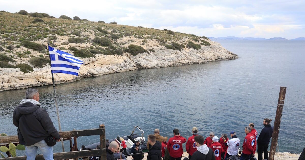 Βουλιαγμένη:-Συνεχίζονται-οι-έρευνες-για-τον-εντοπισμό-του-34χρονου-δύτη-–-Το-«Πηγάδι-του-Διαβόλου»-και-οι-στρατιωτικοί-που-χάθηκαν