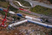 Τέμπη:-Η-ώρα-της-δικαιοσύνης-για-τη-σιδηροδρομική-τραγωδία-–-36-κατηγορούμενοι-απέναντι-στους-συγγενείς-των-57-θυμάτων