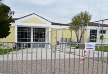 «Να-μας-πείτε-τι-μετέφερε-το-φορτίο»-φώναζε-η-Καρυστιανού-μπαίνοντας-στο-κτίριο-της-δίκης-για-τα-Τέμπη-–-Μπαίνουν-στην-αίθουσα-οι-συγγενείς