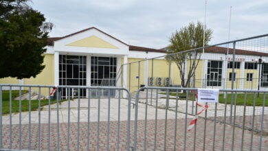 «Να-μας-πείτε-τι-μετέφερε-το-φορτίο»-φώναζε-η-Καρυστιανού-μπαίνοντας-στο-κτίριο-της-δίκης-για-τα-Τέμπη-–-Μπαίνουν-στην-αίθουσα-οι-συγγενείς