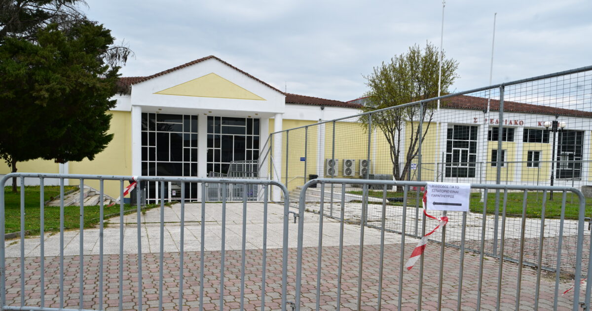 «Να-μας-πείτε-τι-μετέφερε-το-φορτίο»-φώναζε-η-Καρυστιανού-μπαίνοντας-στο-κτίριο-της-δίκης-για-τα-Τέμπη-–-Μπαίνουν-στην-αίθουσα-οι-συγγενείς