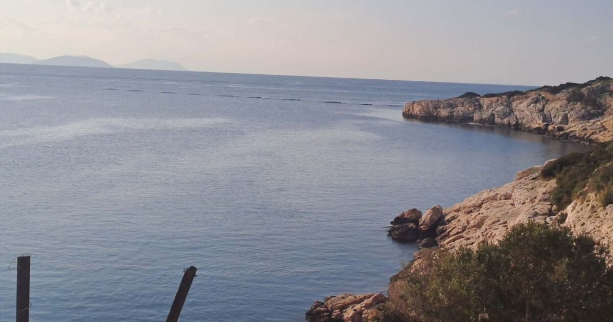 Βουλιαγμένη:-Σταμάτησε-η-επιχείρηση-διάσωσης-για-τον-δύτη-–-Σχεδιάζεται-νέα-για-τον-ασφαλή-απεγκλωβισμό-του