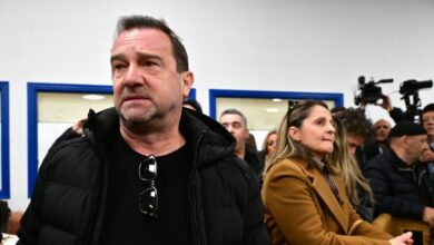 Δίκη-για-τα-Τέμπη:-«Θα-σε-σκίσω-με-τα-χέρια-μου,-αλήτη»-ξέσπασε-η-οικογένεια-Πλακιά-–-«Να-μας-πείτε-τι-μετέφερε-το-φορτίο»-φώναζε-η-Καρυστιανού