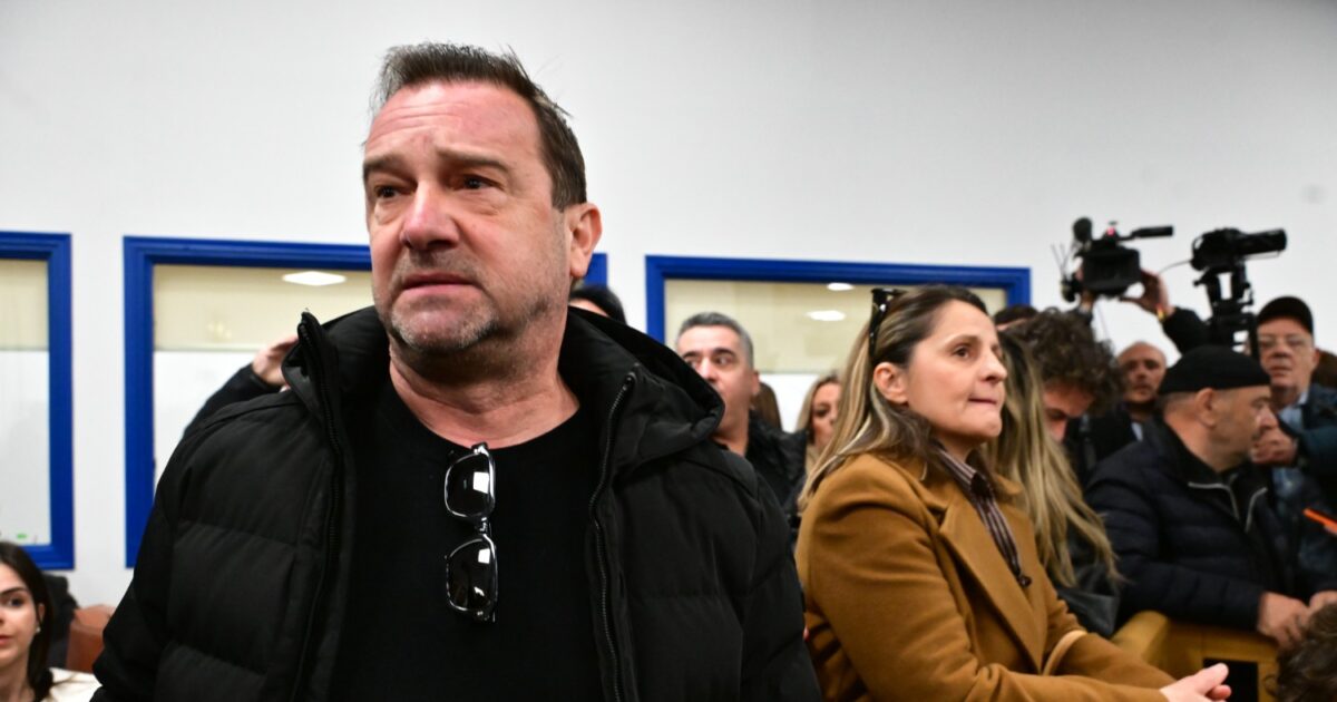 Δίκη-για-τα-Τέμπη:-«Θα-σε-σκίσω-με-τα-χέρια-μου,-αλήτη»-ξέσπασε-η-οικογένεια-Πλακιά-–-«Να-μας-πείτε-τι-μετέφερε-το-φορτίο»-φώναζε-η-Καρυστιανού