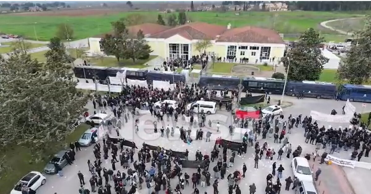 Τέμπη:-Πανοραμικά-πλάνα-του-newsit.gr-από-drone-έξω-από-τον-χώρο-που-διεξάγεται-η-δίκη