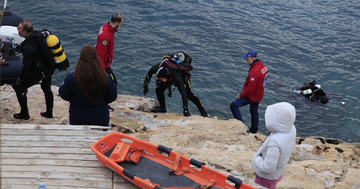 Βουλιαγμένη:-«Το-υποβρύχιο-σπήλαιο-είναι-σαν-να-σε-ρουφάει,-οι-έρευνες-διακόπηκαν-λόγω-επικινδυνότητας»-λέει-ο-επικεφαλής-των-διασωστών-για-τον-δύτη-που-αγνοείται