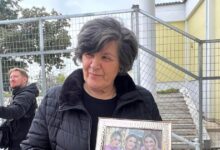 Τέμπη:-Συγκλονίζει-η-γιαγιά-των-τριών-κοριτσιών-της-οικογένειας-Πλακιά-–-Στο-δικαστήριο-με-κορνίζα-των-εγγονών-της