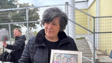 Τέμπη:-Συγκλονίζει-η-γιαγιά-των-τριών-κοριτσιών-της-οικογένειας-Πλακιά-–-Στο-δικαστήριο-με-κορνίζα-των-εγγονών-της